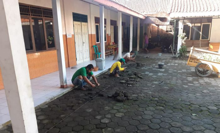 PERBAIKAN PAVING HALAMAN GEDUNG PKK KEL WONOKRIYO