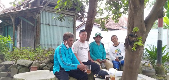 PENYEMPROTAN RUMPUT DI KUBURAN KARANGDUREN